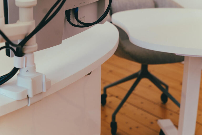 CHŌ-weiß-Tisch-Arbeitsplatz-technik2